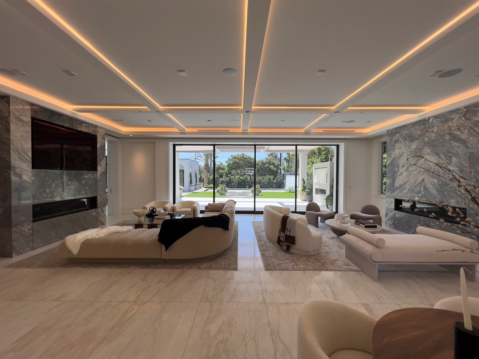 Urban residence, materials and light